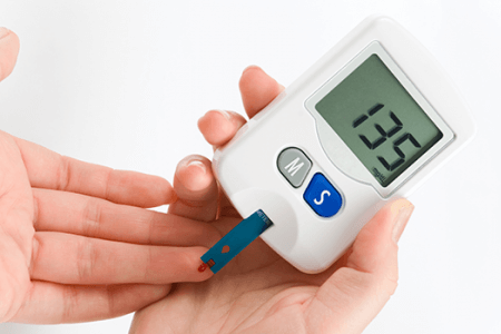 Vì sao bệnh nhân đái tháo đường cần kiểm tra đường máu thường xuyên?
